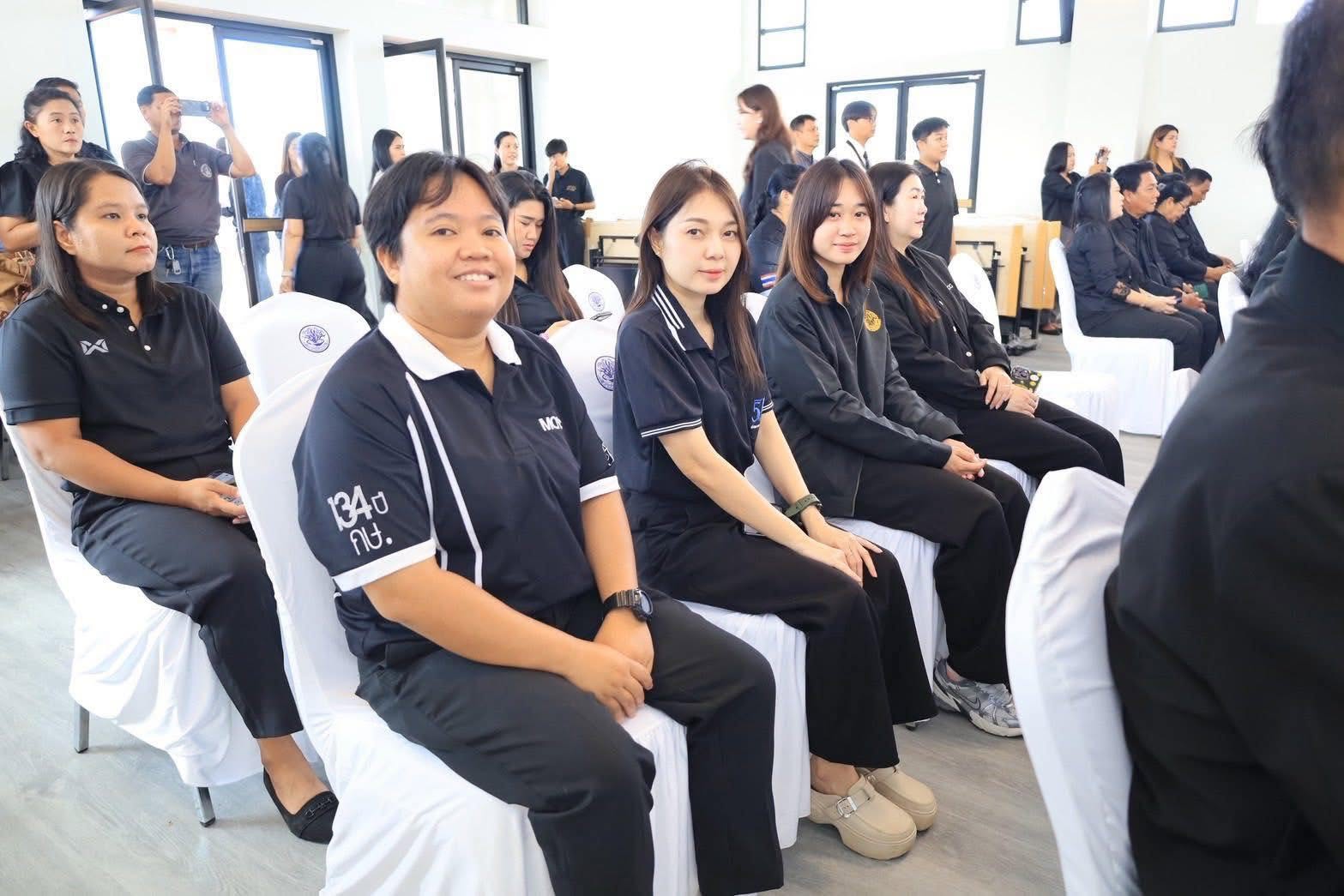 title - ส.ป.ก.อ่างทอง ร่วมเป็นเกียรติในพิธีมอบโล่รางวัลและเกียรติบัตรโครงการอ่างทองน้ำใส คลองสวย ด้วยมือเราชาวอ่างทอง สนองพระบรมราโชบาย 